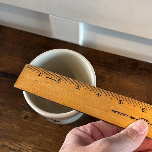 White Mug with Portrait Design of Oprah Winfrey 2020 by Fishs Eddy - Picture 7 of 7